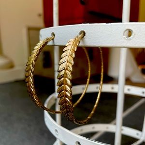 Feather detail gold hoop earrings